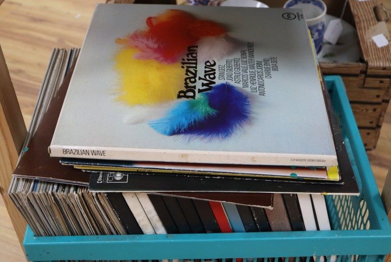 A mixed box of Brazilian press Tropicalia, pop and classical music including Elis Regina, Roberto Carlos, Deutsche Grammofons etc